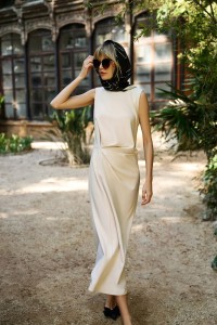 Sukienka midi z marszczeniem beżowa