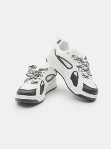 Sneakersy z dekoracyjnymi sznurówkami - wielobarwny