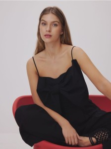 Top na ramiączkach z kokardą - czarny