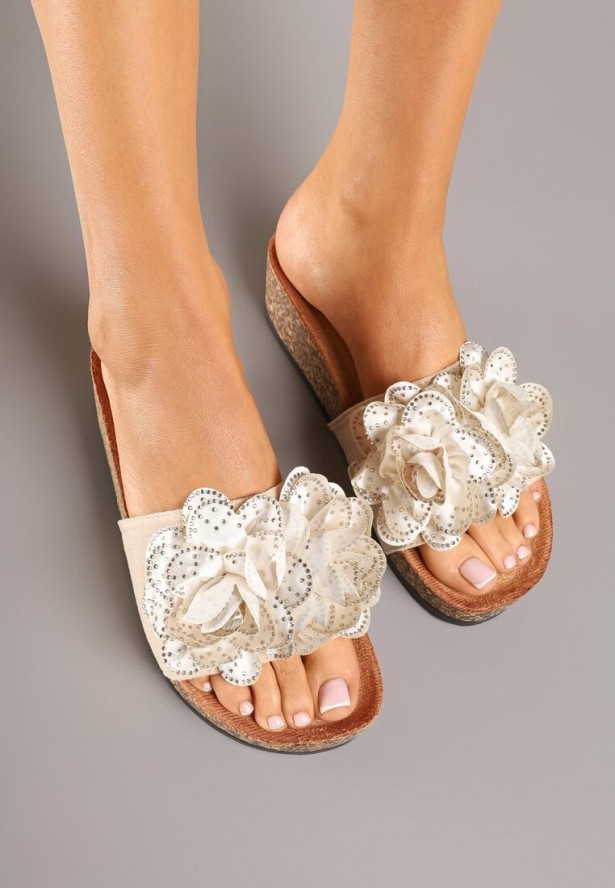 Beżowe Klapki na Korkowej Platformie Ozdobione Kwiatami 3D i Cyrkoniami Adisoria