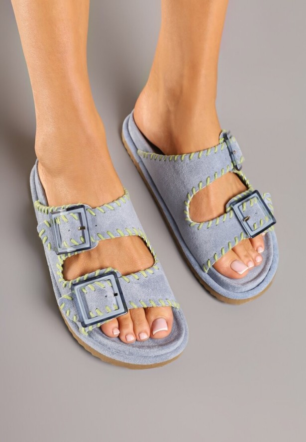 Niebieskie Klapki z Ekozamszu Zdobione Przeszyciami i Klamrami Leannae