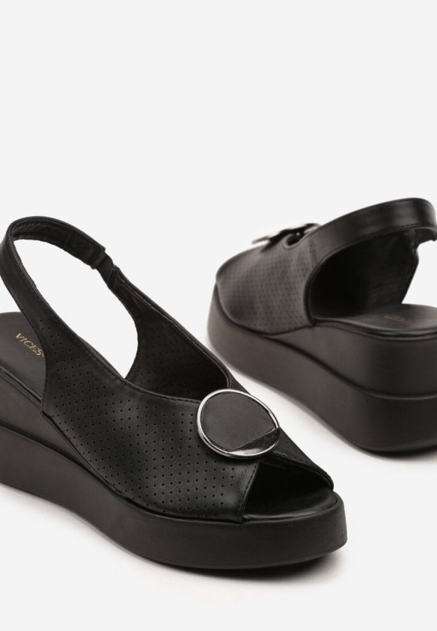 Czarne Ażurowe Sandały na Koturnie Ozdobione Aplikacją Atavia