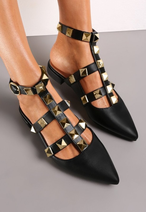 Czarne Sandały z Noskiem w Szpic Ozdobione Ćwiekami Viasara