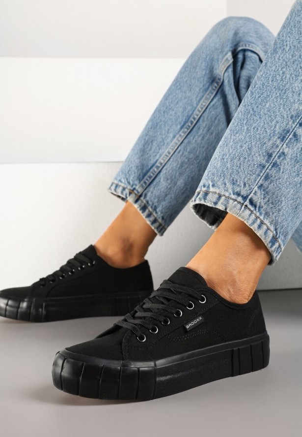 Czarne Trampki na Grubej Podeszwie z Tłoczeniem Maitiana