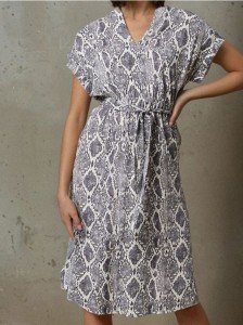 Wiskozowa sukienka midi ze wzorem allover - wielobarwny