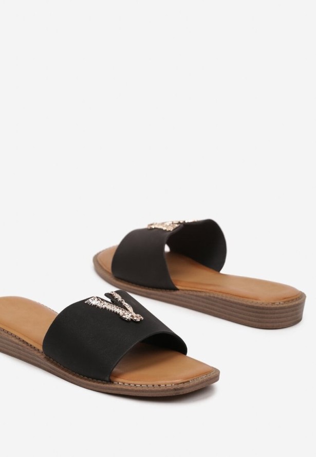 Czarne Klapki Zdobione Eleganckim Wycięciem Neonise