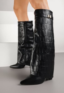 Czarne Kozaki na Obcasie z Tłoczoną Wywiniętą Cholewką i Klamrą Latalina