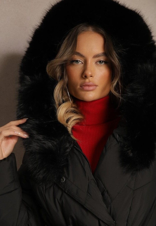 Czarna Długa Kurtka o Pikowanym Kroju z Kapturem i Odpinanym Futerkiem Ozdobiona Paskiem Vamimora