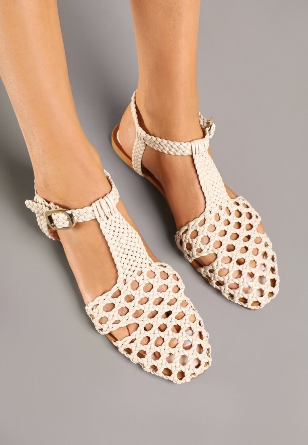 Beżowe Sandały Ozdobione Szydełkowym Wzorem Linaritia