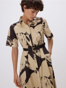 Wzorzysta sukienka midi z paskiem - wielobarwny