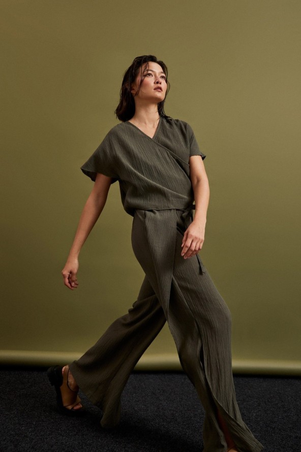 Spodnie z szerokimi nogawkami i gumą w talii oliwkowe