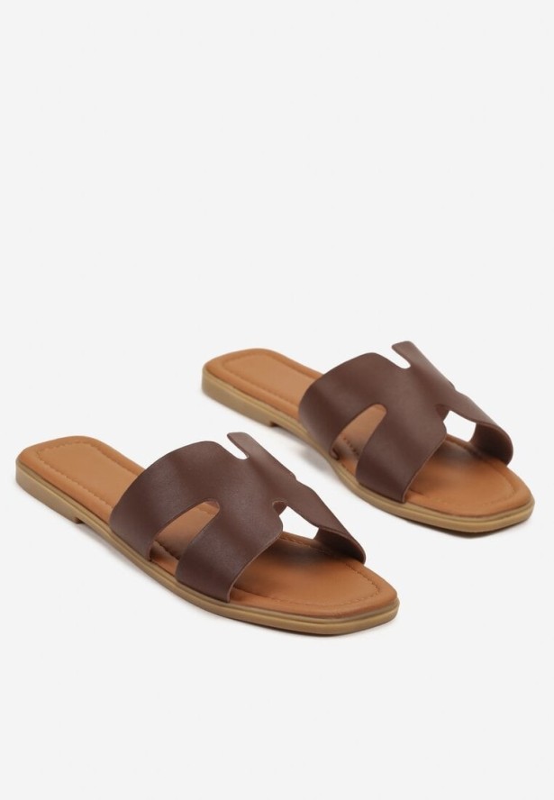 Ciemnobrązowe Klapki na Płaskiej Podeszwie w Klasycznym Stylu z Wycięciami Filinda