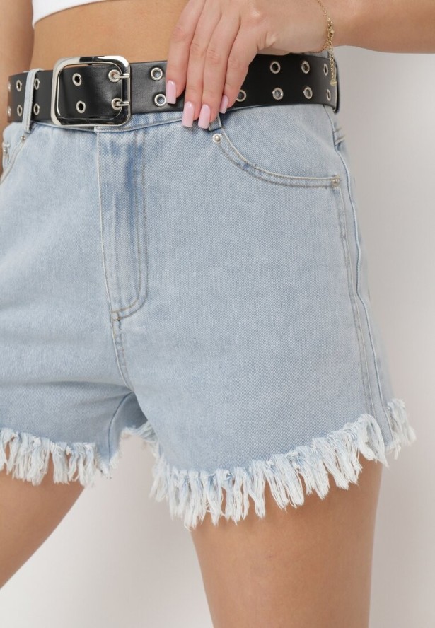 Jasnoniebieskie Szorty Jeansowe z Modnie Postrzępionymi Nogawkami i Paskiem z Ekoskóry Piorita