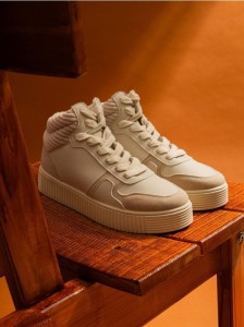 Sneakersy z imitacji skóry - beżowy