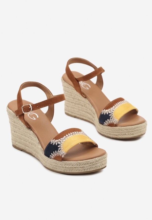 Brązowe Sandały na Plecionym Koturnie Ozdobione Geometrycznym Motywem Sonnovia