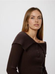 Sweter z wykładanym kołnierzem - brązowy