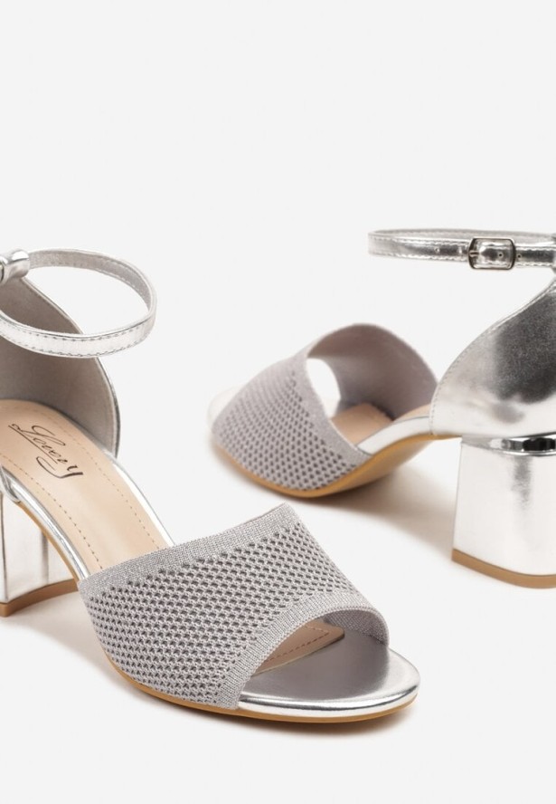 Srebrne Sandały na Słupkowym Obcasie z Dzianinowym Zdobieniem Nusaviella