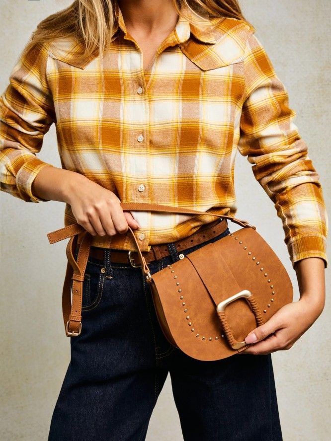 Torebka damska crossbody z ozdobną klamrą i nitami brązowa Lulua 803