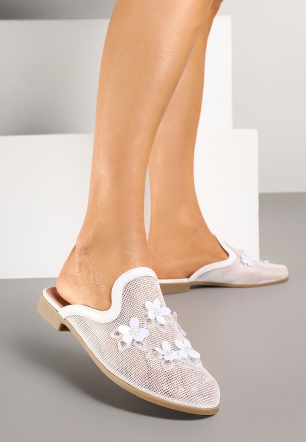 Białe Siateczkowe Klapki Typu Mule z Kwiatami 3D Vilmoi