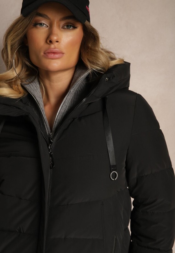 Czarna Kurtka z Pikowanymi Przeszyciami Kapturem i Wysokim Kołnierzem Atinesca