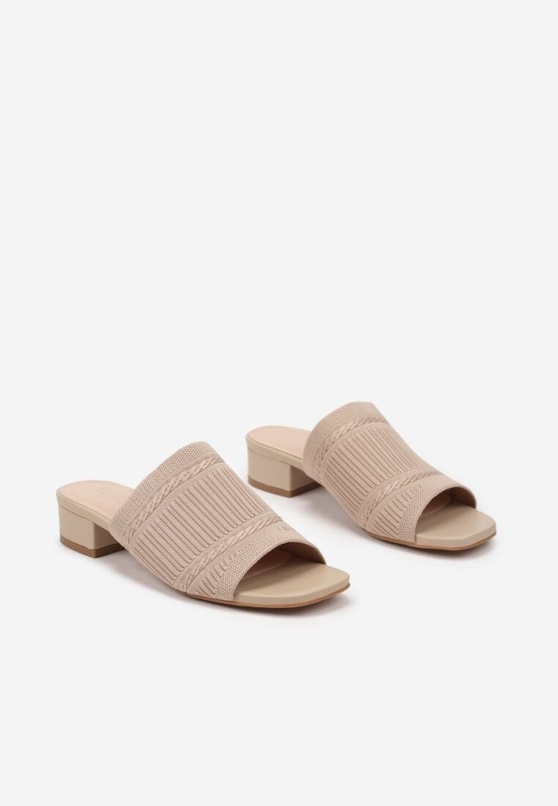 Beżowe Klapki na Słupku Ozdobione Tłoczoną Cholewką Dolavera