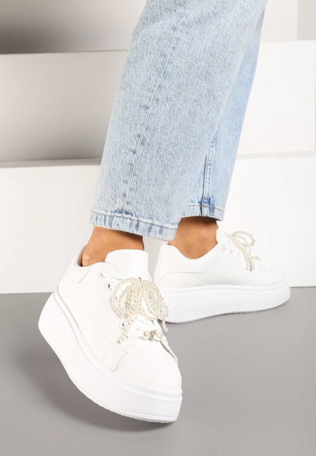Białe Sneakersy na Grubej Podeszwie Ozdobione Perełkami na Sznurówkach Sellira