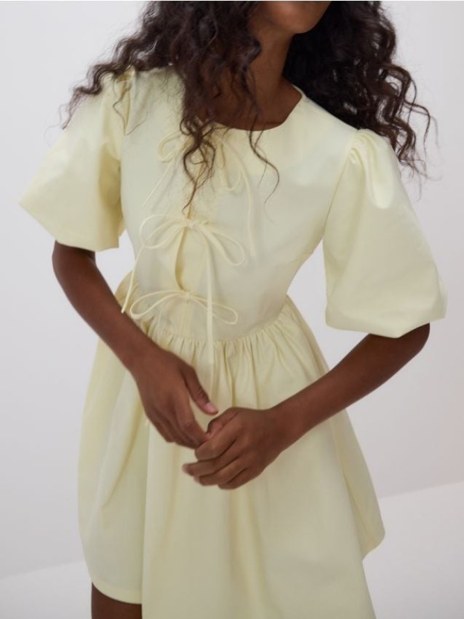 Sukienka mini z wiązaniem - jasnożółty