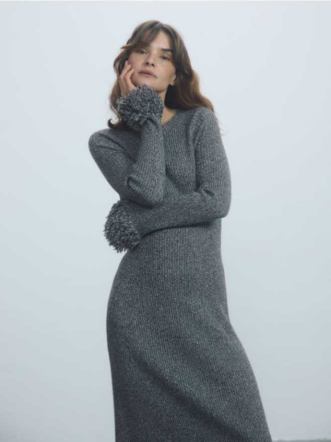 Sukienka z ozdobnym rękawem - wielobarwny