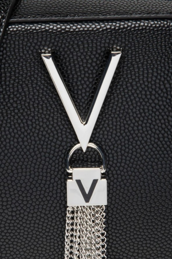 VALENTINO Mała czarna torebka o teksturze skóry z ozdobnym V divina haversack SS26