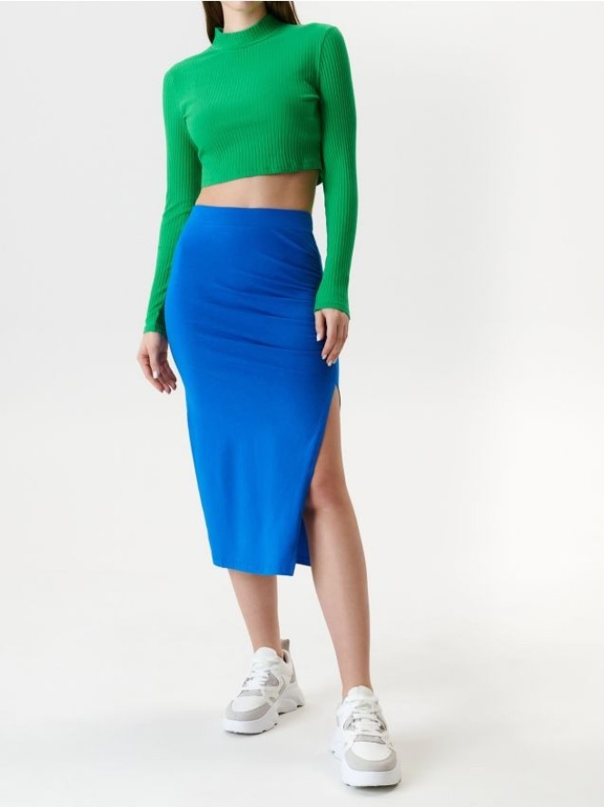 Bawełniana spódnica midi z rozcięciem i marszczeniem z boku - niebieski