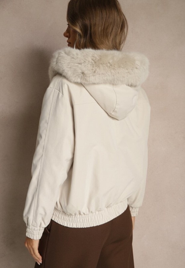 Jasnobeżowa Kurtka o Kroju Bomberki z Kapturem i Futerkiem Rafenea
