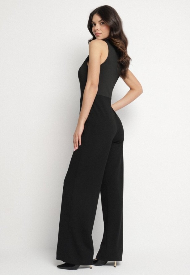 Czarny Kombinezon z Dekoltem Halter i Półgolfem z Łańcuszkiem w Talii Tenilra