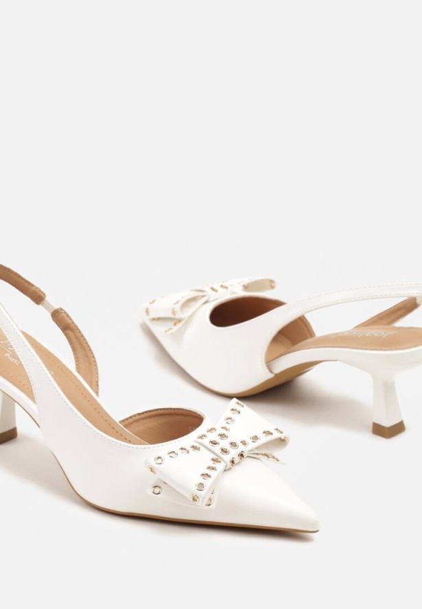 Białe Sandały Slingback na Kaczuszce Zdobione Kokardą z Nitami Rizonna