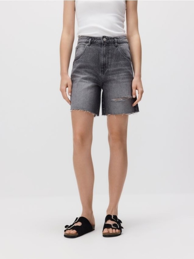 Jeansowe szorty z przetarciem - szary