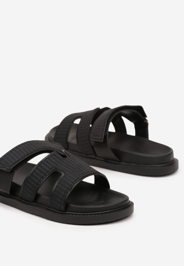 Czarne Klapki Zapinane na Rzep z Geometrycznymi Wycięciami Vevelina