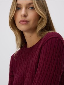 Sweter z ozdobnym splotem - bordowy