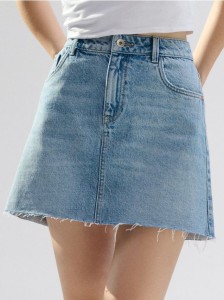 Jeansowa spódniczka mini z surowym wykończeniem - niebieski