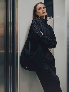 4F Bluza dresowa relaxed bez kaptura damska - czarna XS