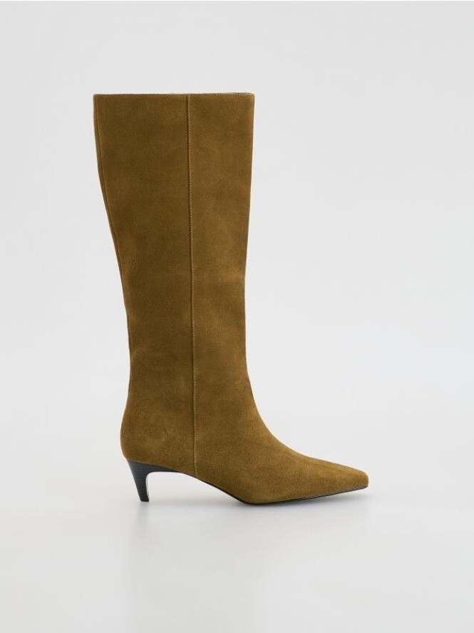 Zamszowe kozaki na obcasie - warm olive