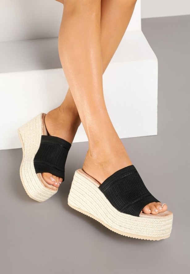 Czarne Klapki na Plecionym Koturnie z Cholewką w Paski Neoviris