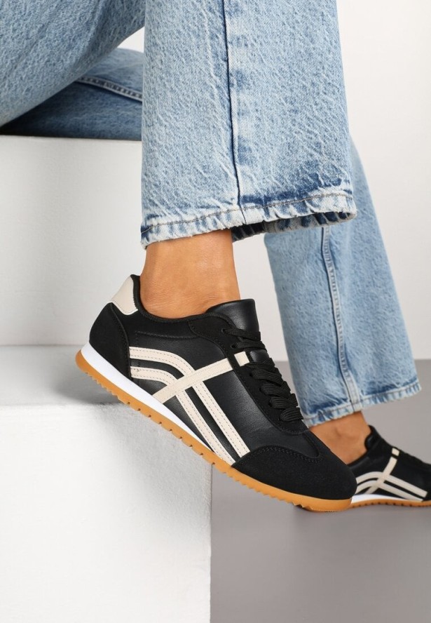 Czarne Sneakersy w Stylu Kultowych Tenisówek z Ozdobnymi Przeszyciami Vellexia