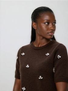 Sweter z błyszczącą aplikacją - brązowy