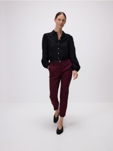 Spodnie cygaretki z paskiem - mahoniowy