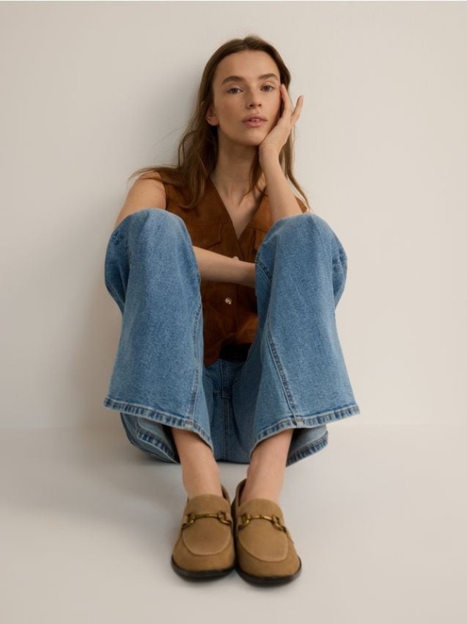 Zamszowe loafersy z klamrą - beżowy