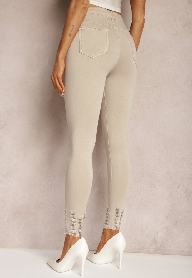 Jasnobeżowe Dopasowane Jeansy z Postrzępioną Nogawką Harthi