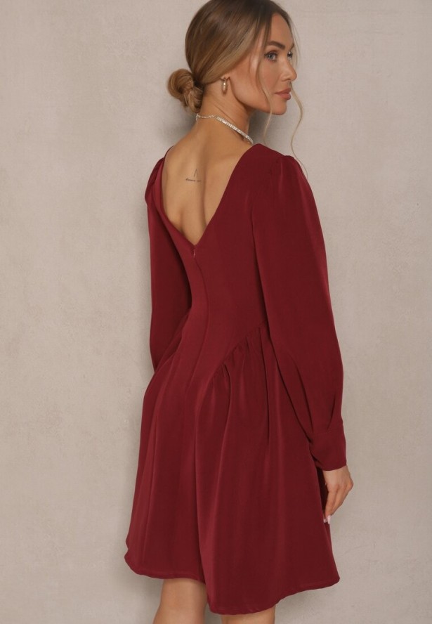 Bordowa Sukienka o Rozkloszowanym Kroju Ozdobiona Kwadratowym Dekoltem Katirva