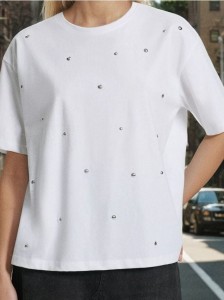 Koszulka z krótkim rękawem z metalowymi dżetami - biały