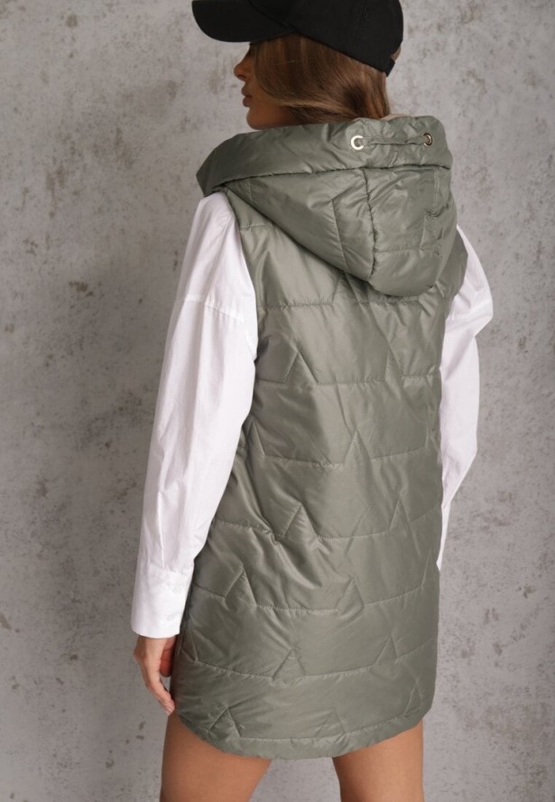 Zielona Długa Kamizelka Pikowana z Nieodpinanym Kapturem Ozdobiona Naszywką Kasseda