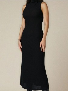 Prążkowana sukienka maxi z połgolfem - czarny