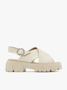 Kremowe sandały z ozdobną klamrą
